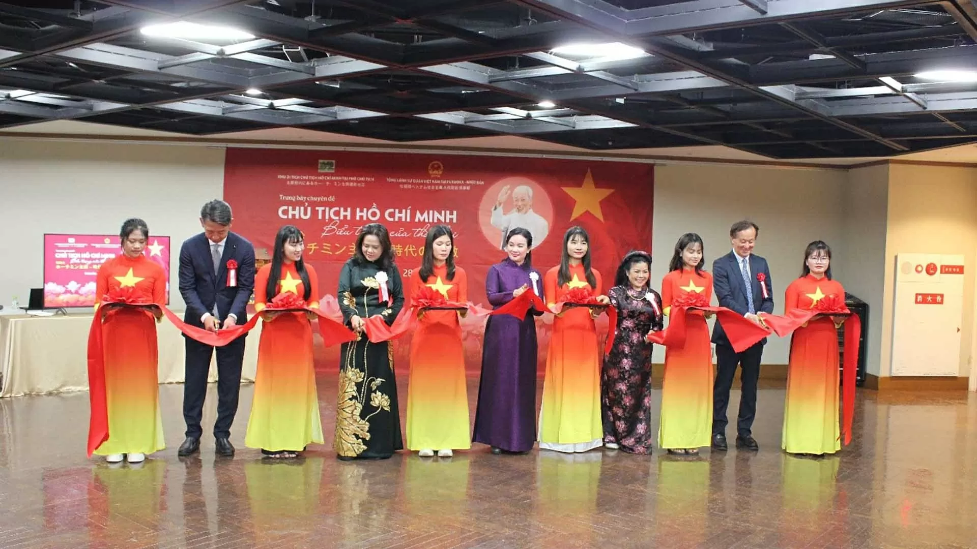 Triển lãm ‘Chủ tịch Hồ Chí Minh - Biểu tượng của thời đại’ tại Fukuoka, Nhật Bản Triển lãm ‘Chủ tịch Hồ Chí Minh - Biểu tượng của thời đại’ tại Fukuoka, Nhật Bản