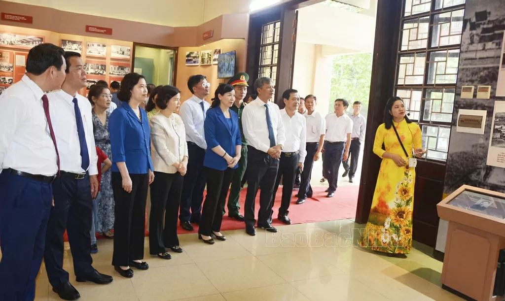 Các đồng chí lãnh đạo tỉnh cùng các đại biểu thăm Nhà trưng bày thân thế, sự nghiệp hoạt động cách mạng của đồng chí Hoàng Quốc Việt. (Nguồn: Báo Bắc Ninh)
