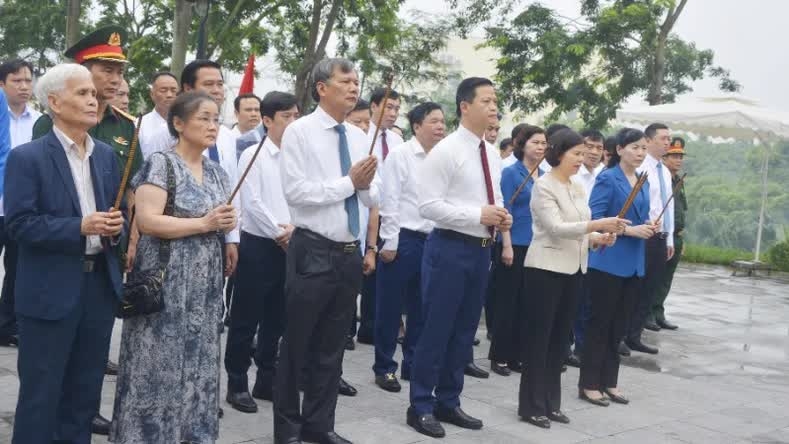 Đoàn đại biểu tỉnh Bắc Ninh dâng hoa, dâng hương tưởng niệm đồng chí Hoàng Quốc Việt