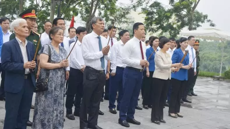 Đoàn đại biểu tỉnh Bắc Ninh dâng hương trước tượng đài đồng chí Hoàng Quốc Việt. (Nguồn: Nhân dân)