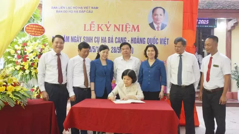 Lãnh đạo tỉnh Bắc Ninh ghi lưu bút tại Sổ vàng của dòng họ Hạ.