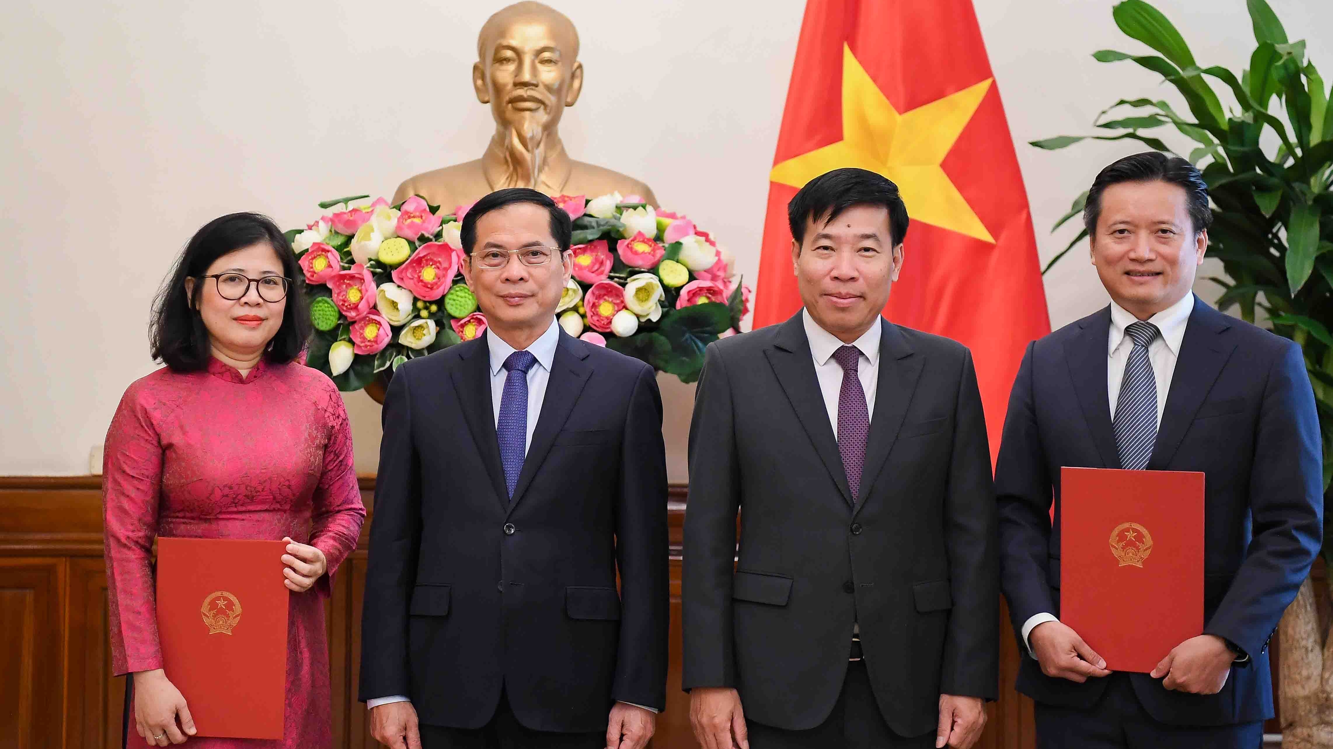 pho thu tuong bo truong ngoai giao trao quyet dinh bo nhiem nguoi dung dau co quan dai dien va lanh dao quan ly