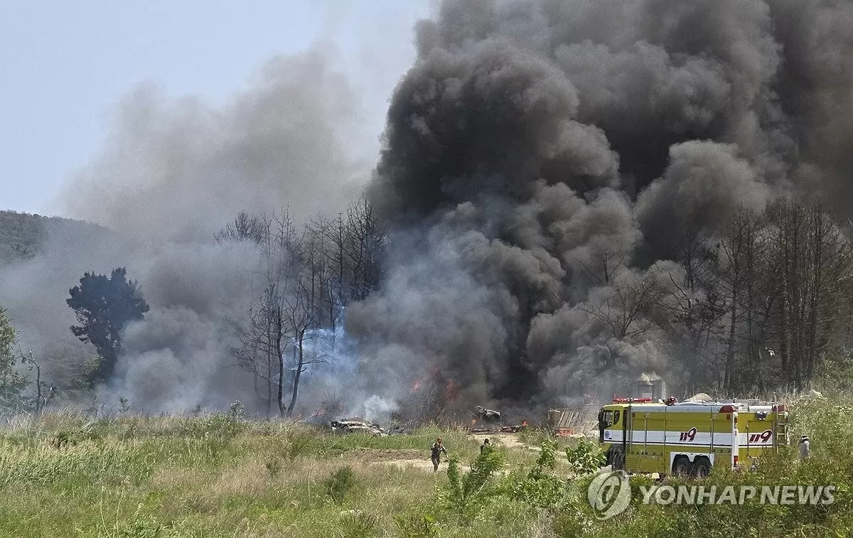 hói bốc lên trên một ngọn núi ở thành phố Pohang, đông nam Hàn Quốc sau khi một máy bay tuần tra hàng hải của Hải quân bị rơi vào khoảng 1:50 chiều ngày 29 tháng 5 năm 20