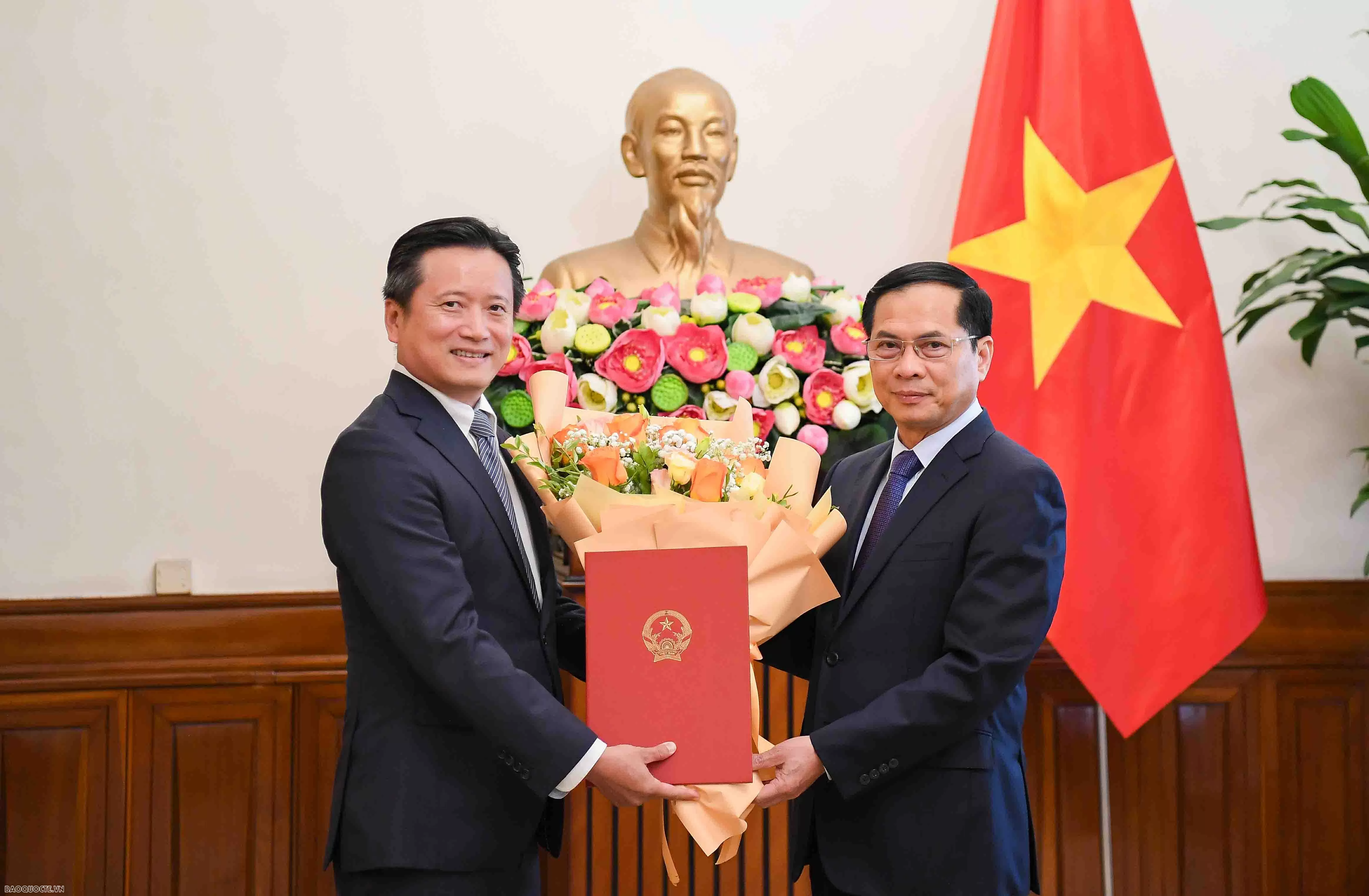 Phó Thủ tướng, Bộ trưởng Ngoại giao trao quyết định bổ nhiệm người đứng đầu cơ quan đại diện và lãnh đạo quản lý