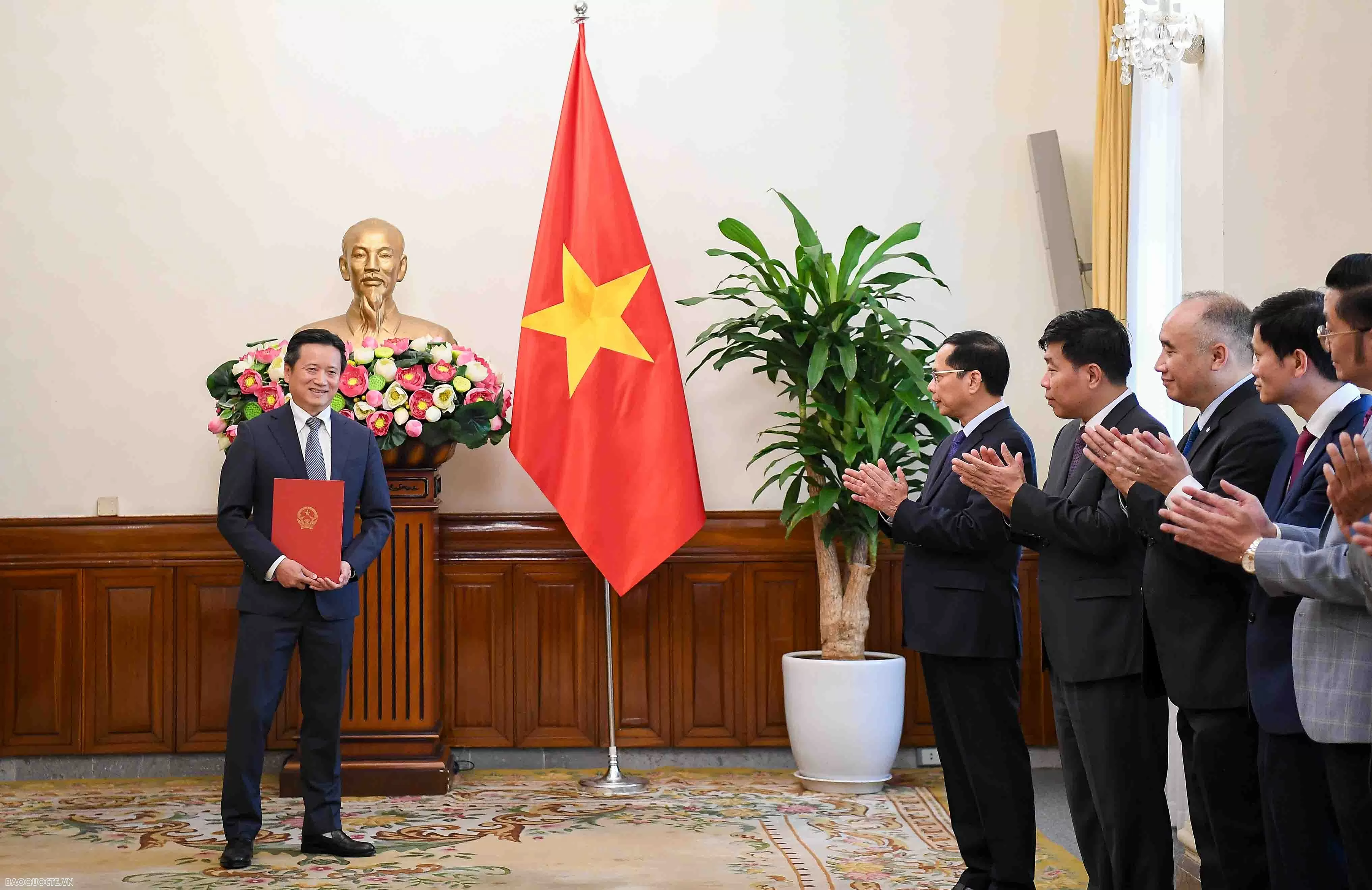 Phó Thủ tướng, Bộ trưởng Ngoại giao trao quyết định bổ nhiệm người đứng đầu cơ quan đại diện và lãnh đạo quản lý Phó Thủ tướng, Bộ trưởng Ngoại giao trao quyết định bổ nhiệm người đứng đầu cơ quan đại diện và lãnh đạo quản lý