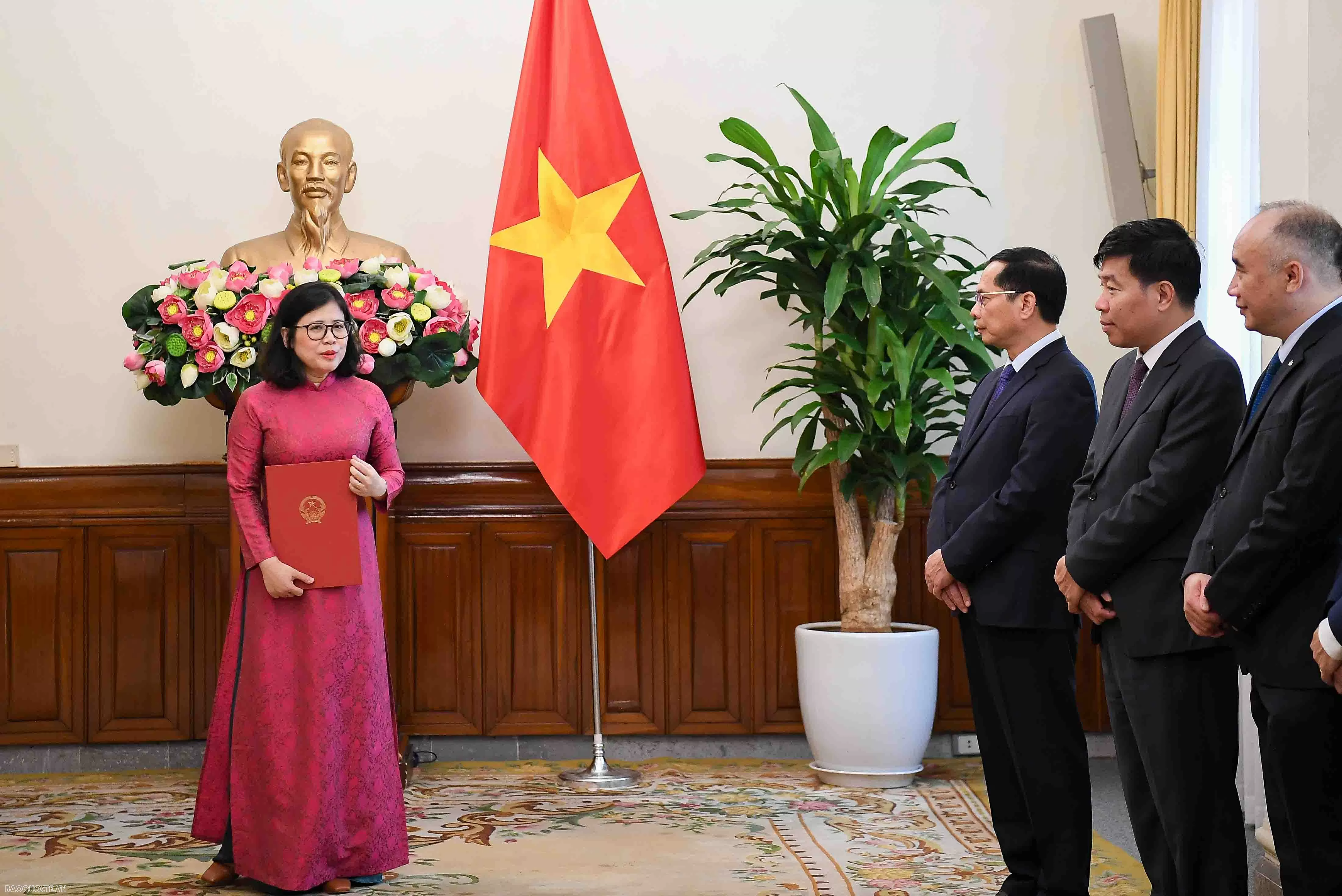 Phó Thủ tướng, Bộ trưởng Ngoại giao trao quyết định bổ nhiệm người đứng đầu cơ quan đại diện và lãnh đạo quản lý Phó Thủ tướng, Bộ trưởng Ngoại giao trao quyết định bổ nhiệm người đứng đầu cơ quan đại diện và lãnh đạo quản lý