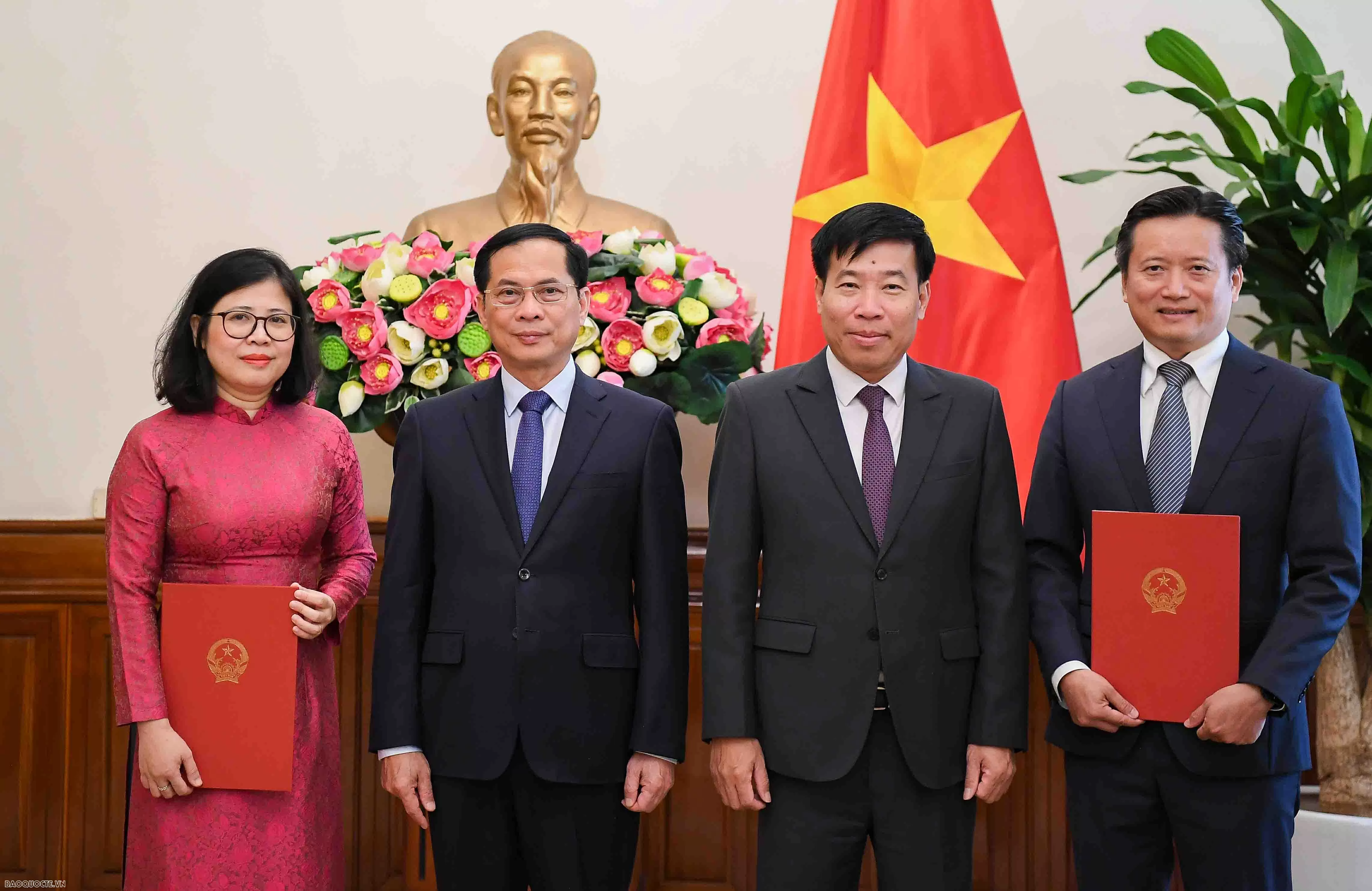 Phó Thủ tướng, Bộ trưởng Ngoại giao trao quyết định bổ nhiệm người đứng đầu cơ quan đại diện và lãnh đạo quản lý