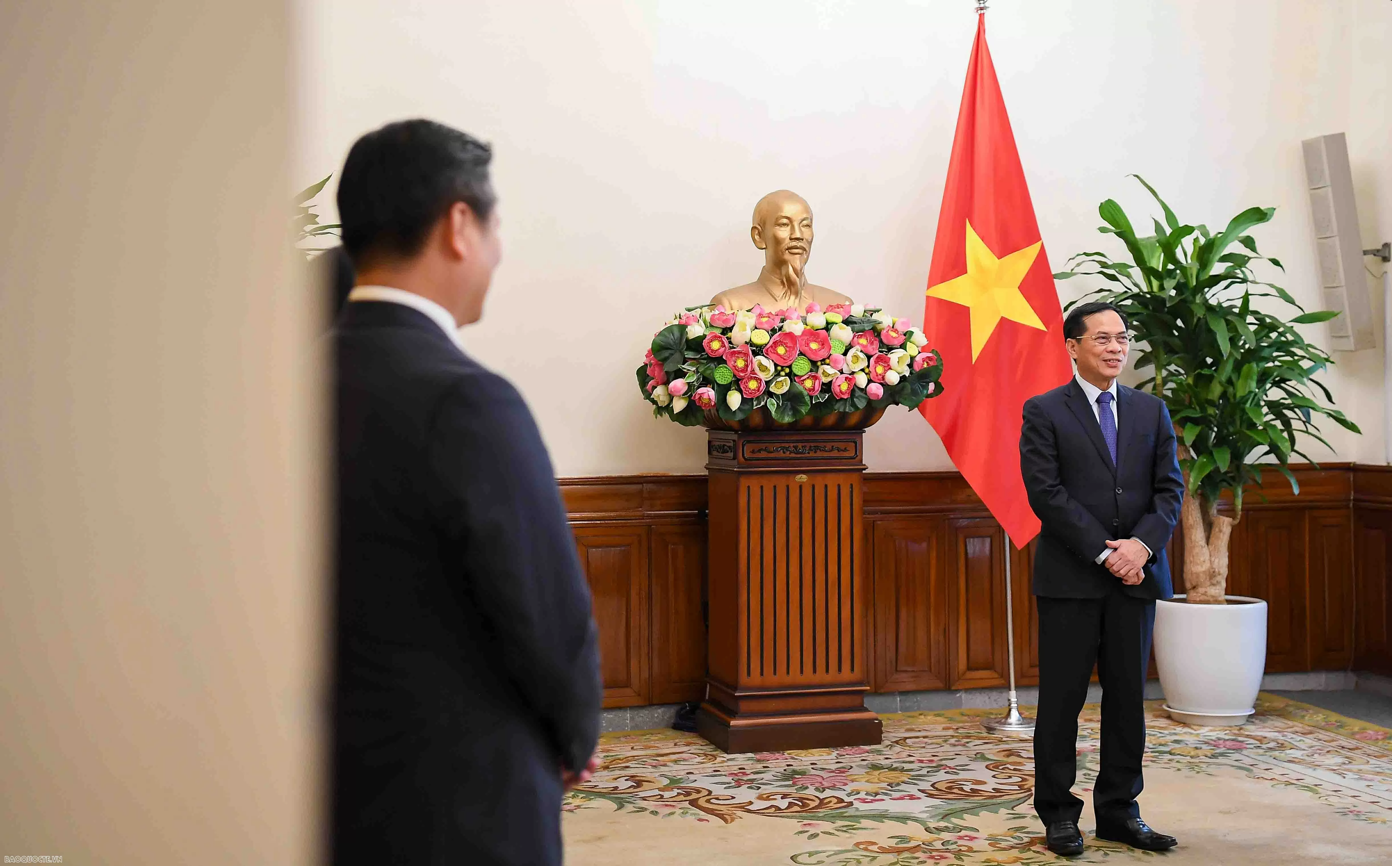Phó Thủ tướng, Bộ trưởng Ngoại giao trao quyết định bổ nhiệm người đứng đầu cơ quan đại diện và lãnh đạo quản lý