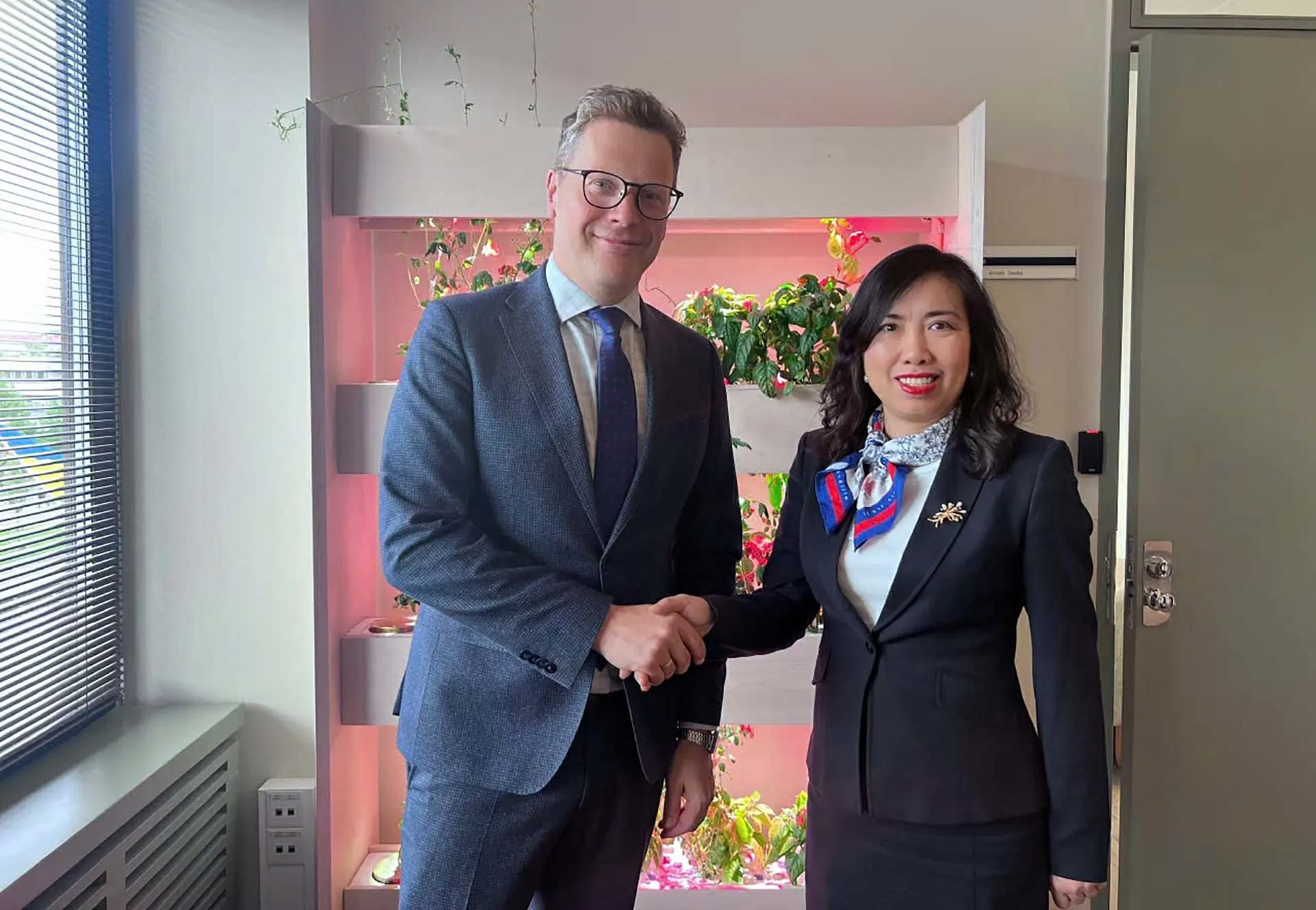 Thứ trưởng Ngoại giao Lê Thị Thu Hằng thăm và làm việc tại Estonia, thúc đẩy quan hệ hữu nghị và hợp tác nhiều mặt giữa hai nước