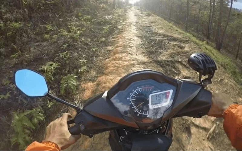 Vì sao khi xe máy lên dốc thường đi số nhỏ? Vì sao khi xe máy lên dốc thường đi số nhỏ?