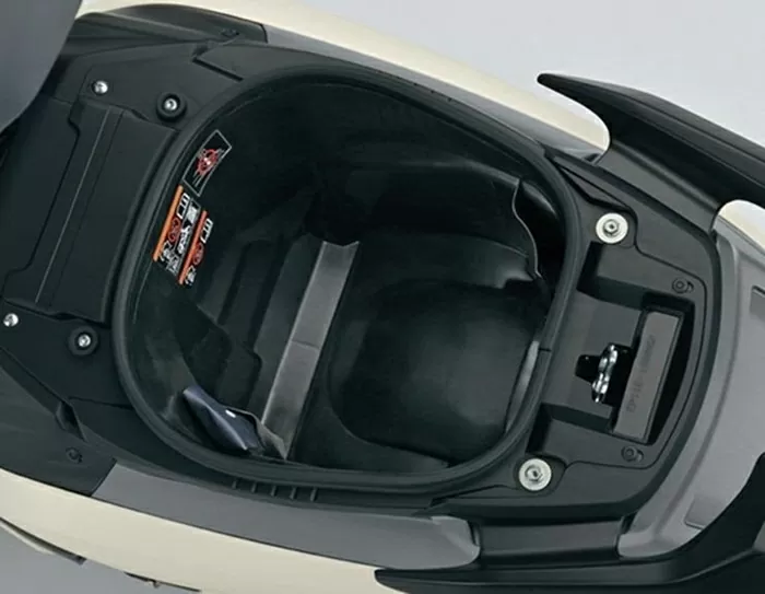 Khoang chứa đồ dưới yên xe có dung tích 17 lít, đủ sức chứa một mũ bảo hiểm nửa đầu và các vật dụng cá nhân