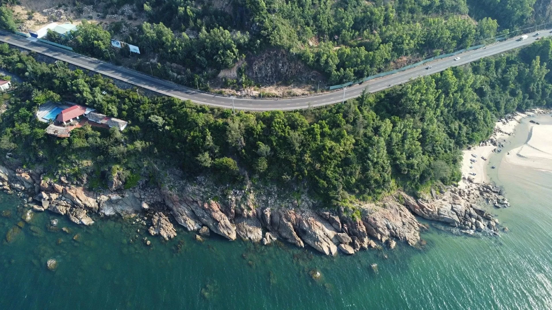 tuyến đường ven biển ấn tượng nhất khu vực miền Trung... tuyến đường ven biển ấn tượng nhất khu vực miền Trung...