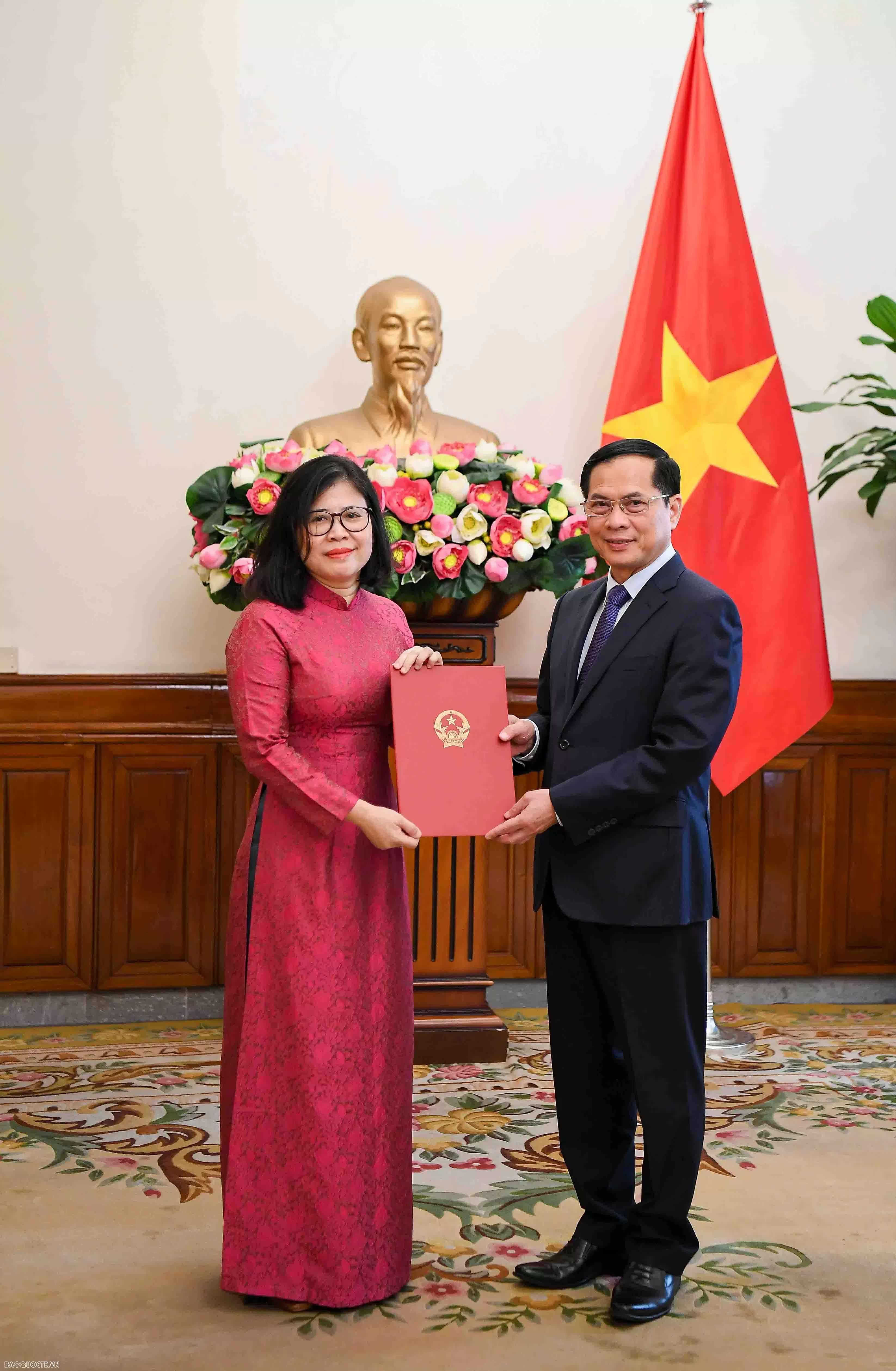 Phó Thủ tướng, Bộ trưởng Ngoại giao trao quyết định bổ nhiệm người đứng đầu cơ quan đại diện và lãnh đạo quản lý