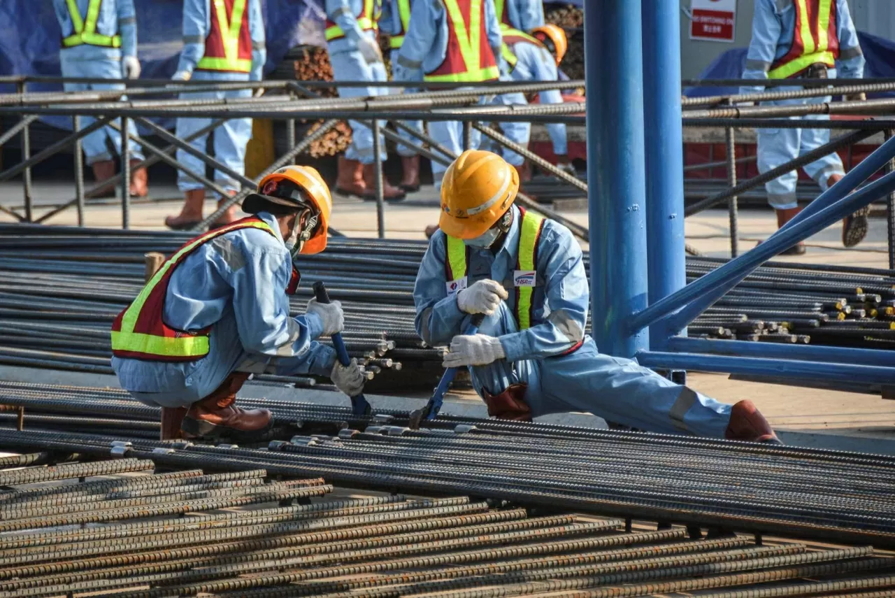 Hiện Indonesia có khoảng 153,05 triệu người lao động, tính đến tháng 2/2025, tăng 3,67 triệu người so với cùng kỳ năm trước. Tuy nhiên, tỷ lệ thất nghiệp trong giới trẻ (15–24 tuổi) vẫn ở mức cao, lên tới 16%. (Nguồn: East Asia Forum)