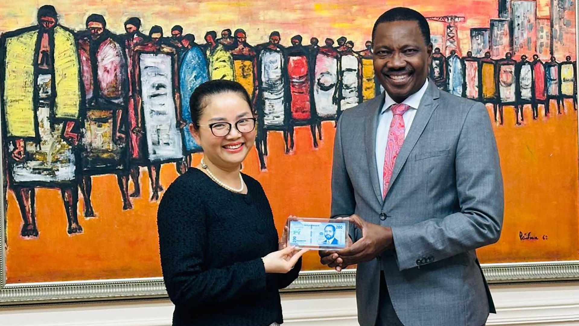 Đại sứ Trần Thị Thu Thìn làm việc với Thống đốc Ngân hàng Trung ương Mozambique