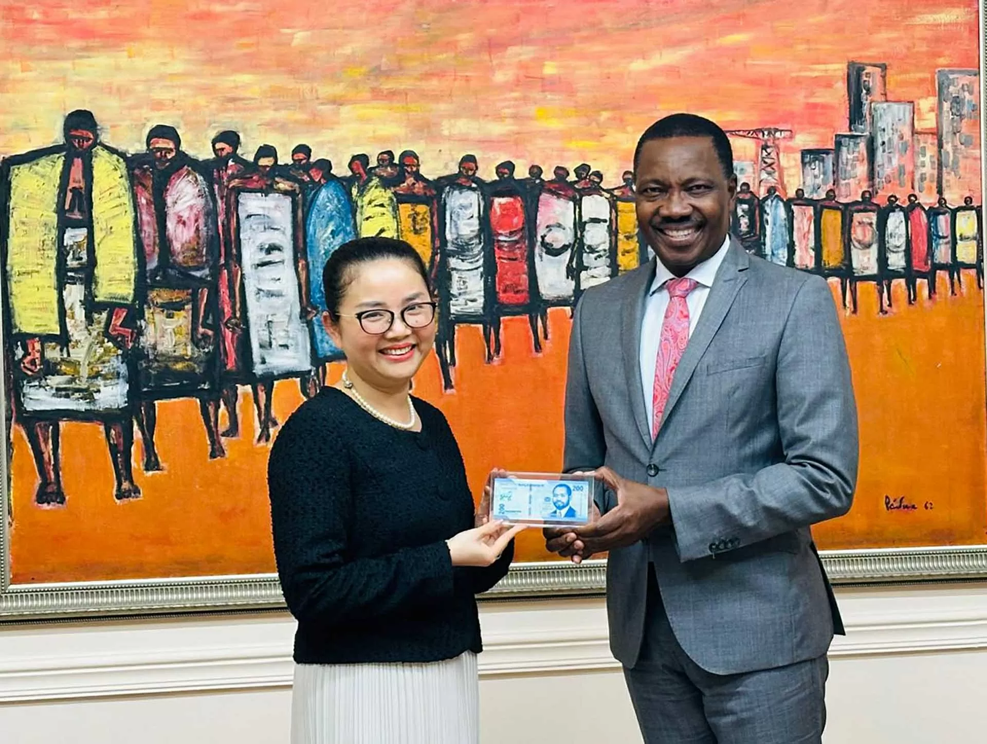 Đại sứ Trần Thị Thu Thìn làm việc với Thống đốc Ngân hàng Trung ương Mozambique