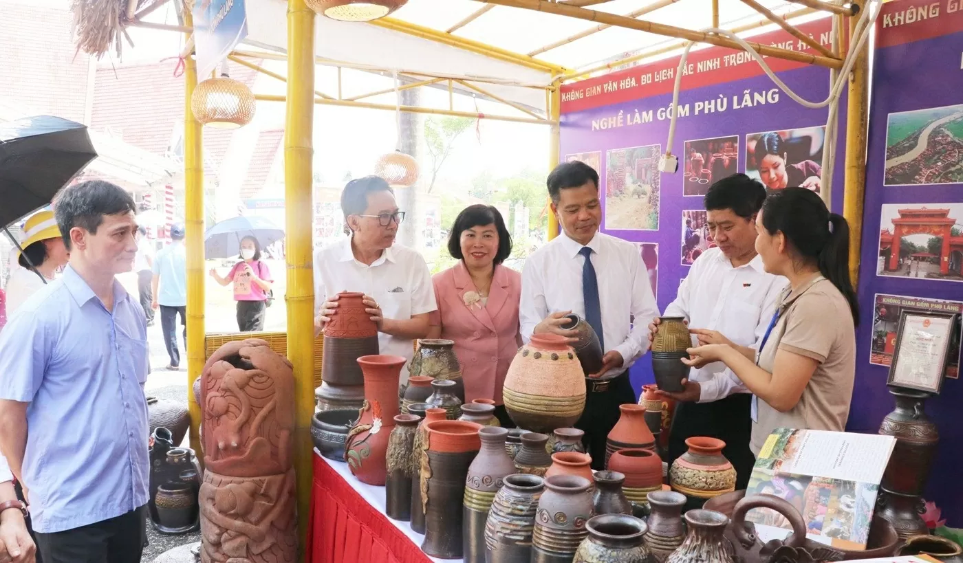 Các du khách thăm quan các sản phẩm gốm của làng nghề gốm Phù Lãng, thị xã Quế Võ. (Nguồn: Thương hiệu Công luận)