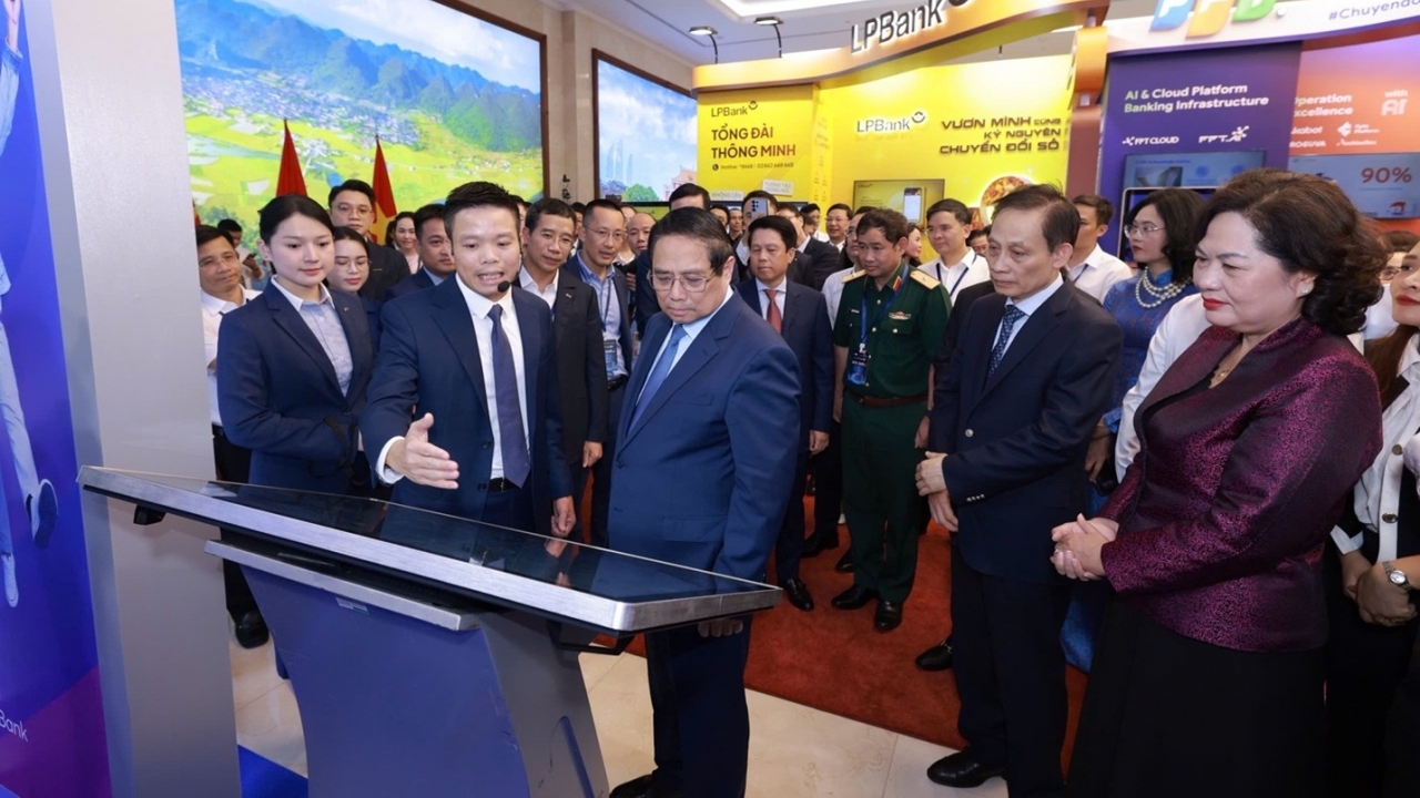 ngan hang mb vinh du don thu tuong pham minh chinh toi tham quan khong gian cong nghe tai su kien chuyen doi so 2025