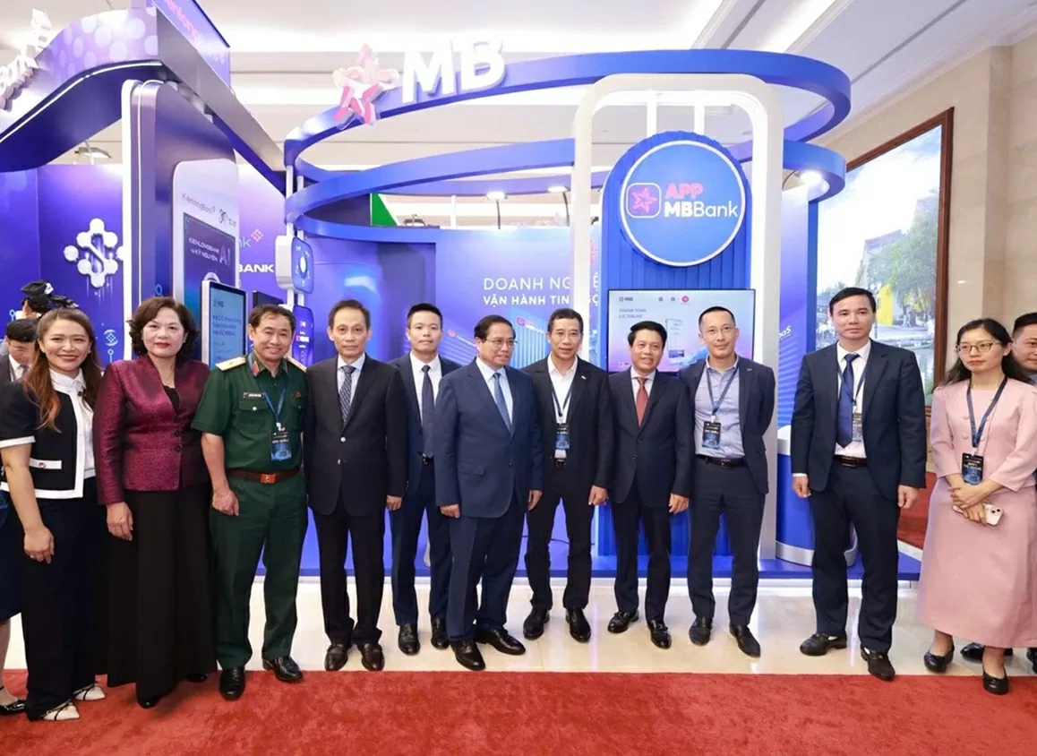 Đại diện MB vinh dự đón Thủ tướng chính phủ và Thống đốc Ngân hàng Nhà nước. Đại diện MB vinh dự đón Thủ tướng chính phủ và Thống đốc Ngân hàng Nhà nước.