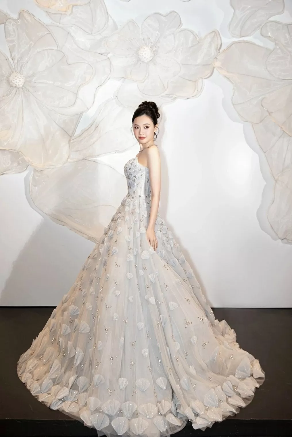 Gần đây, xuất hiện trên thảm đỏ show thời trang Veil of the Desert, Midu hóa công chúa cùng chiếc váy xòe bồng tốn cả trăm mét vải. Thiết kế được tô điểm bằng những hạt pha lê lấp lánh cùng các cánh hoa đan xen đính kết thủ công, giúp Midu trông như bước ra từ cổ tích. Gần đây, xuất hiện trên thảm đỏ show thời trang Veil of the Desert, Midu hóa công chúa cùng chiếc váy xòe bồng tốn cả trăm mét vải. Thiết kế được tô điểm bằng những hạt pha lê lấp lánh cùng các cánh hoa đan xen đính kết thủ công, giúp Midu trông như bước ra từ cổ tích.