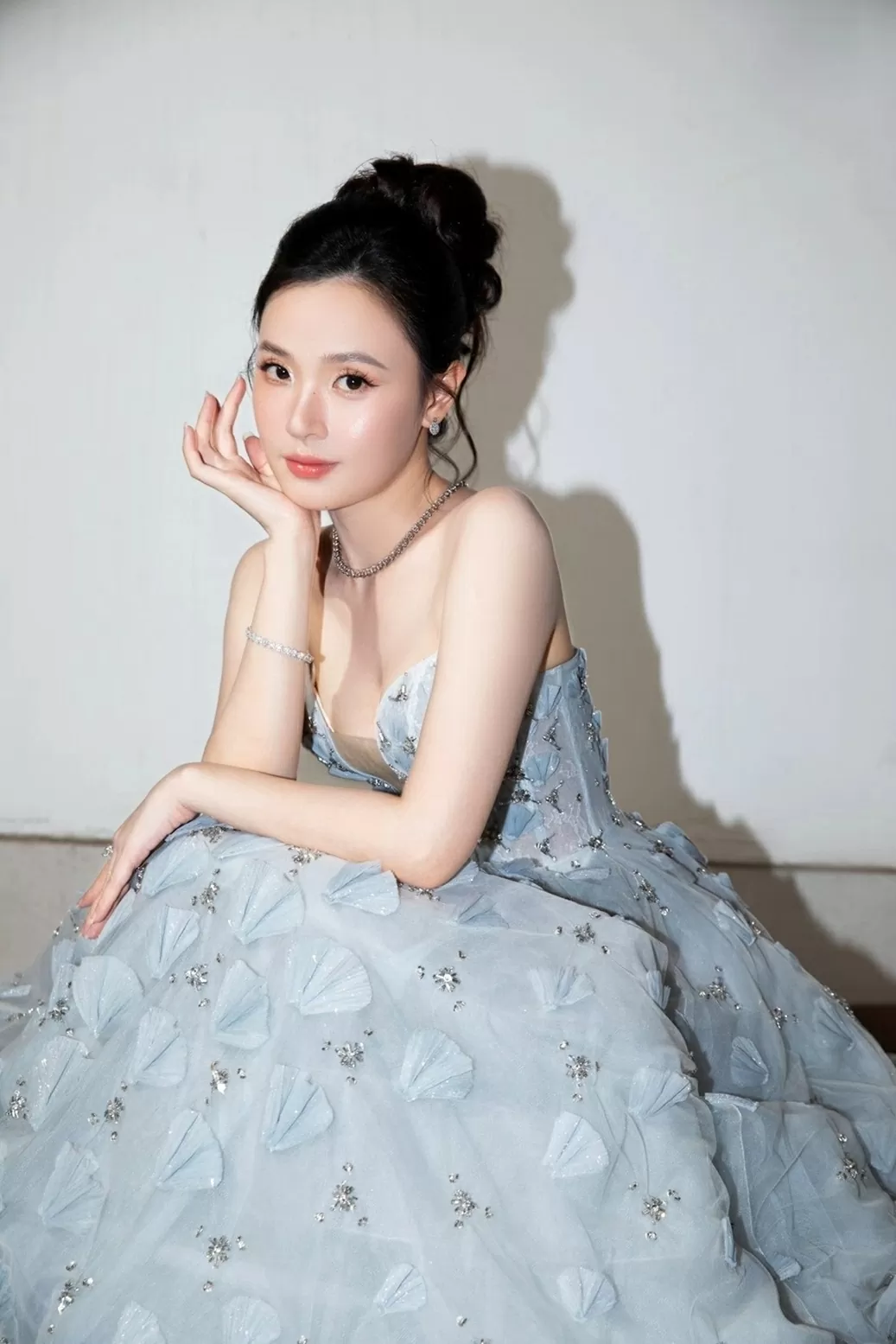 thời trang Midu trên thảm đỏ