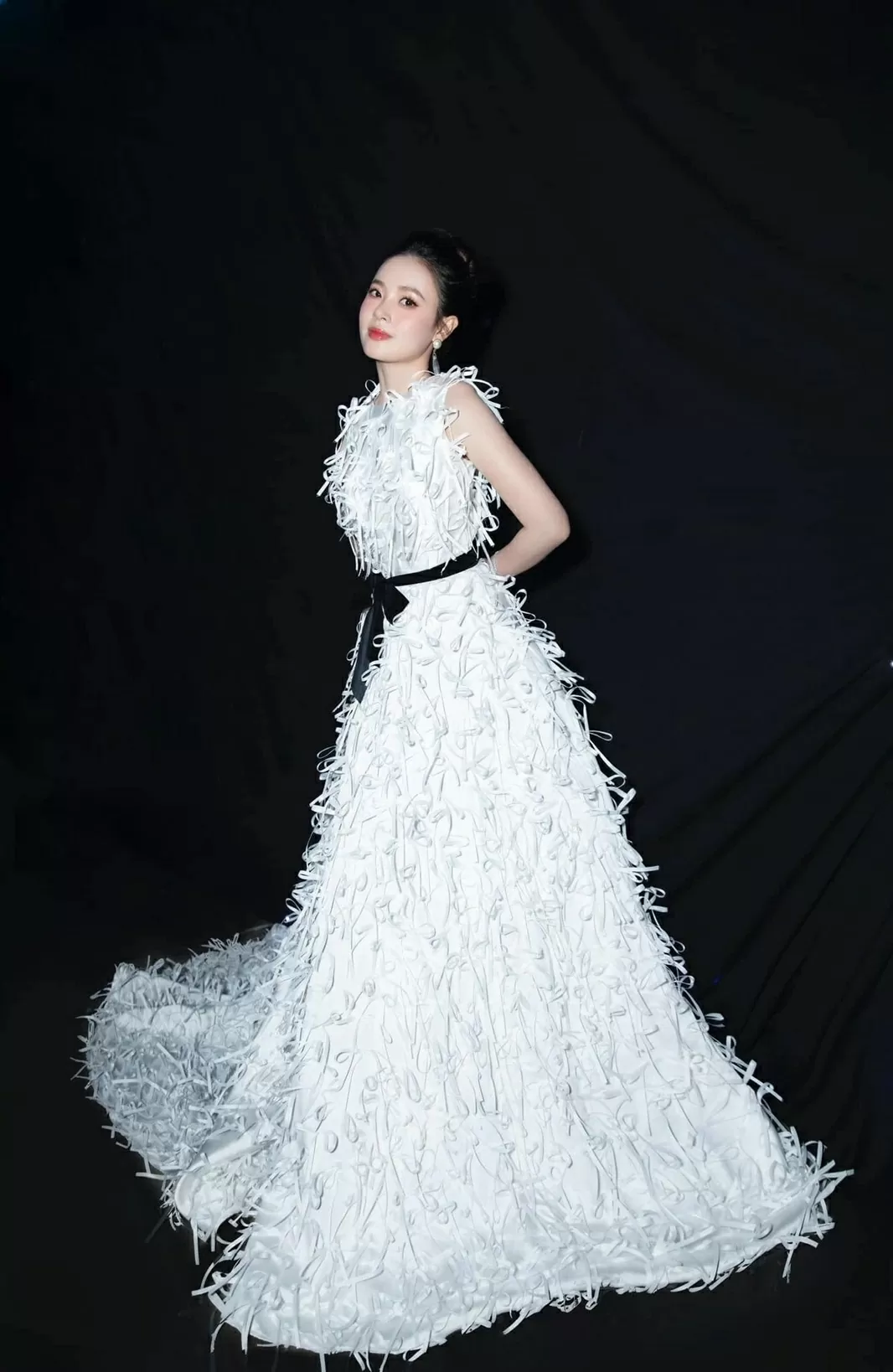 thời trang Midu trên thảm đỏ