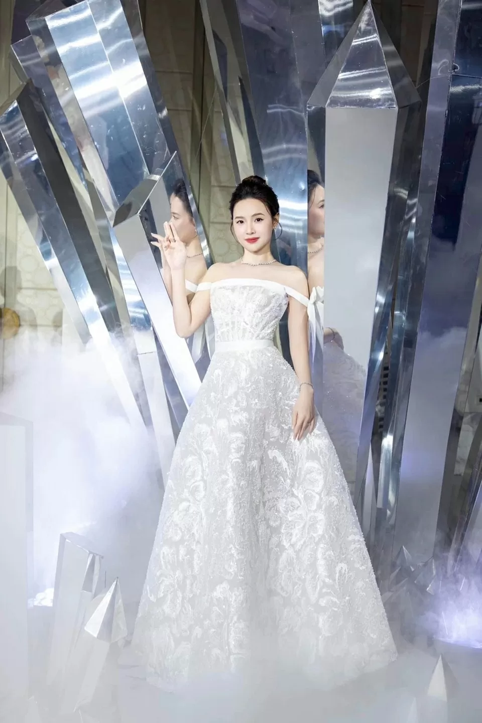 thời trang Midu trên thảm đỏ