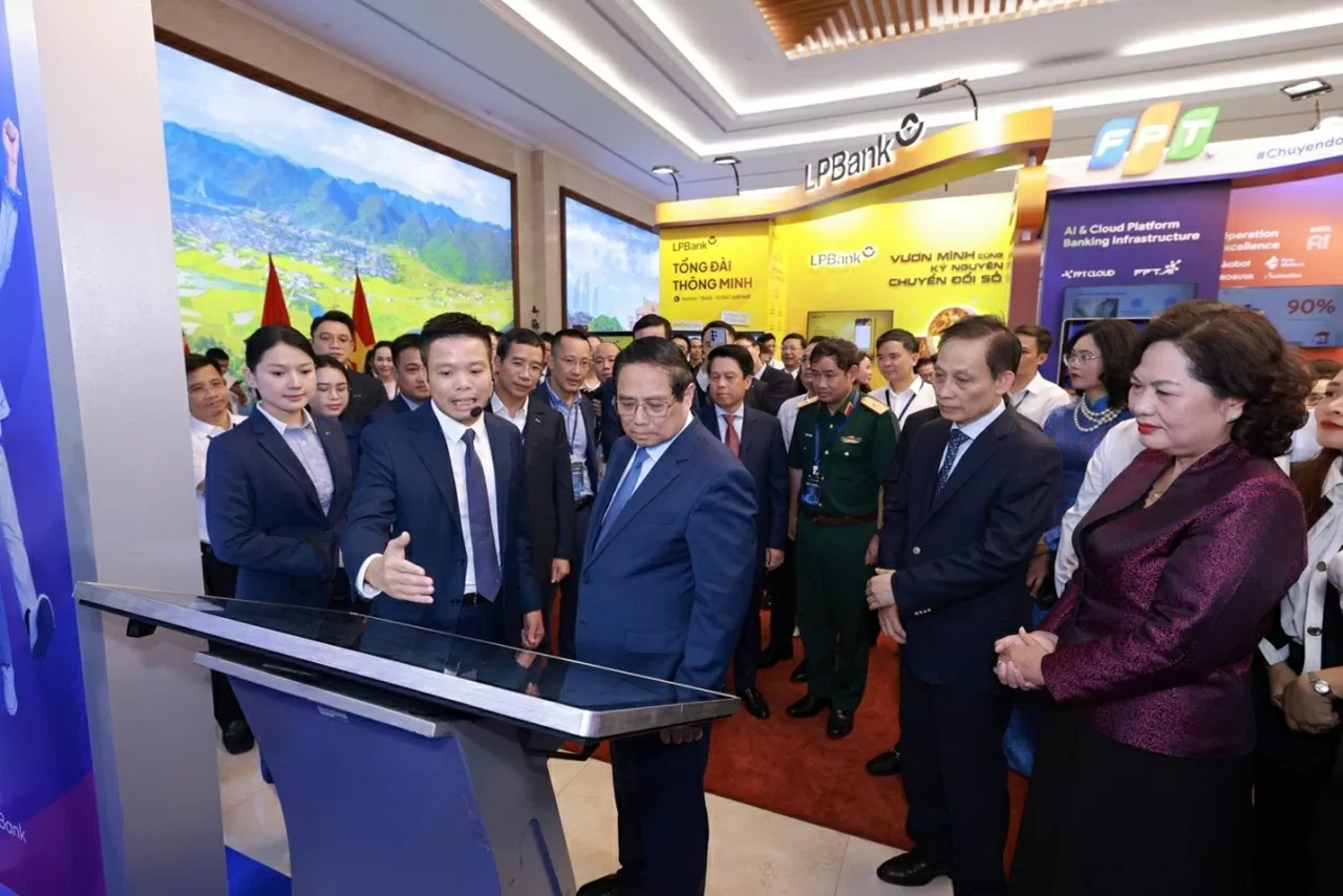 Thủ tướng Phạm Minh Chính thăm quan gian hàng công nghệ MB tại sự kiện. Thủ tướng Phạm Minh Chính thăm quan gian hàng công nghệ MB tại sự kiện.