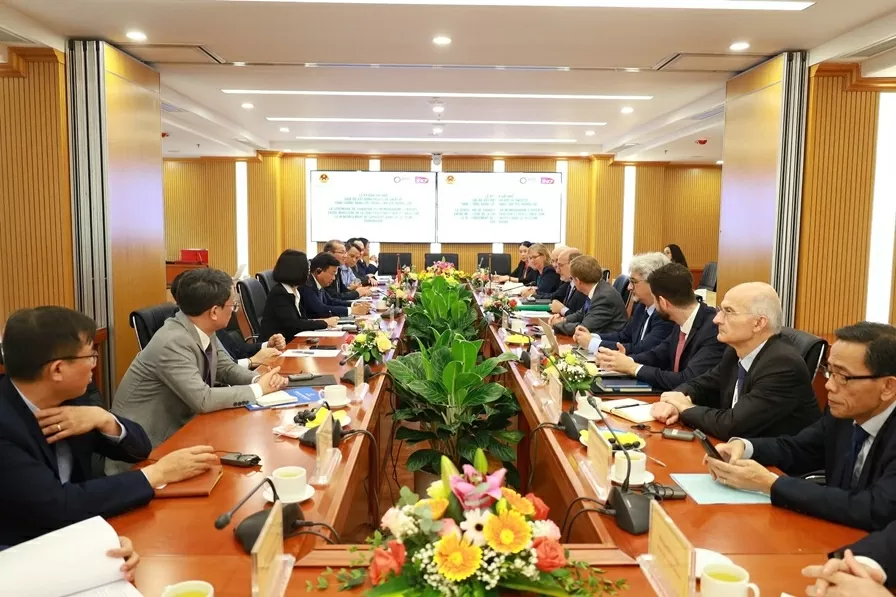 Việt Nam - Pháp thúc đẩy hợp tác trong lĩnh vực giao thông vận tải