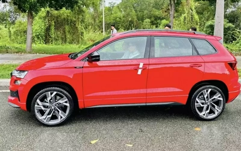 Skoda Karoq 2025 bản Sportline cho thấy phong cách thiết kế mạnh mẽ hơn hẳn