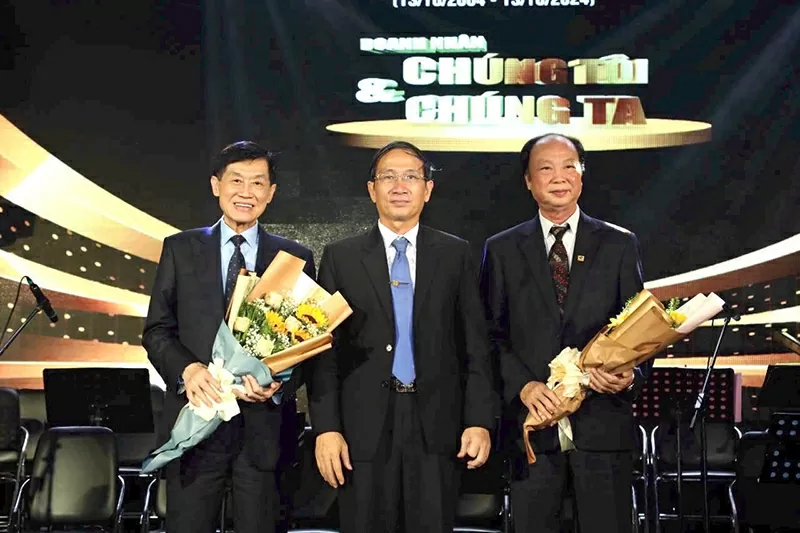 Doanh nhân Nguyễn Đình Thắng được vinh danh là Người tiên phong mở đường và cống hiến cho sự phát triển CNTT VN ( 1983 - 2025).