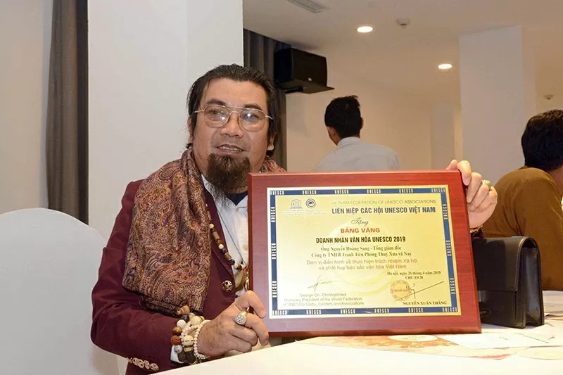 Doanh nhân Nguyễn Hoàng Sang nhận bảng vàng Doanh nhân Văn hóa UNESCO 2019.