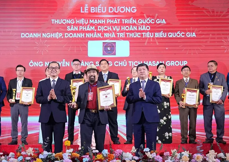 Doanh nhân Nguyễn Hoàng Sang nhận Kỷ niệm chương tại Lễ biểu dương Thương hiệu mạnh phát triển quốc gia, sản phẩm, dịch vụ hoàn hảo, doanh nghiệp, doanh nhân, nhà trí thức tiêu biểu quốc gia.