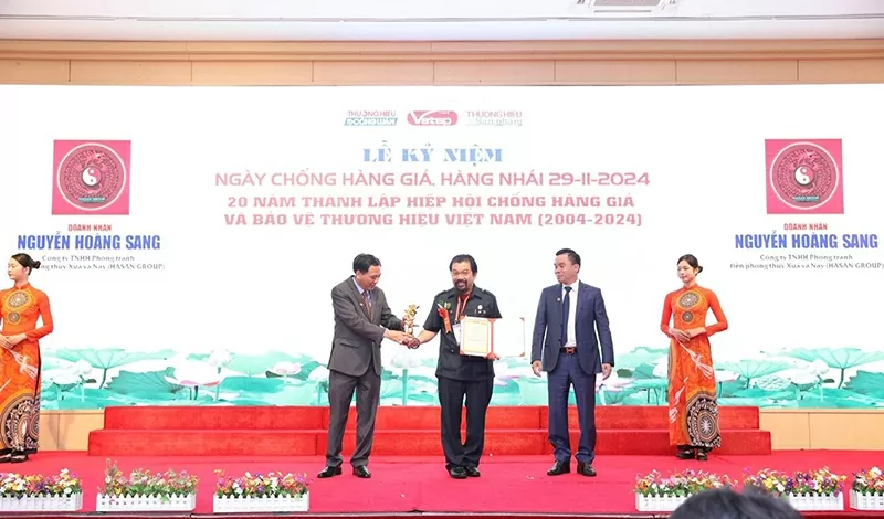 Doanh nhân Nguyễn Hoàng Sang nhận kỷ niệm chương tại Lễ kỷ niệm Ngày chống hàng giả, hàng nhái 29/11/2024; 20 năm thành lập Hiệp hội chống hàng giả và abro vệ thương hiệu Việt Nam (2004 -2024).