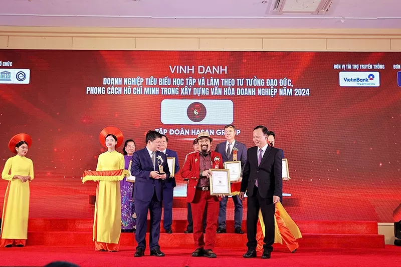 Nhà hoạt động xã hội tiêu biểu Asean Nguyễn Hoàng Sang được vinh danh “Doanh nghiệp tiêu biểu học tập và làm theo tư tưởng đạo đức, phong cách Hồ Chí Minh trong xây dựng văn hóa doanh nghiệp năm 2024”.