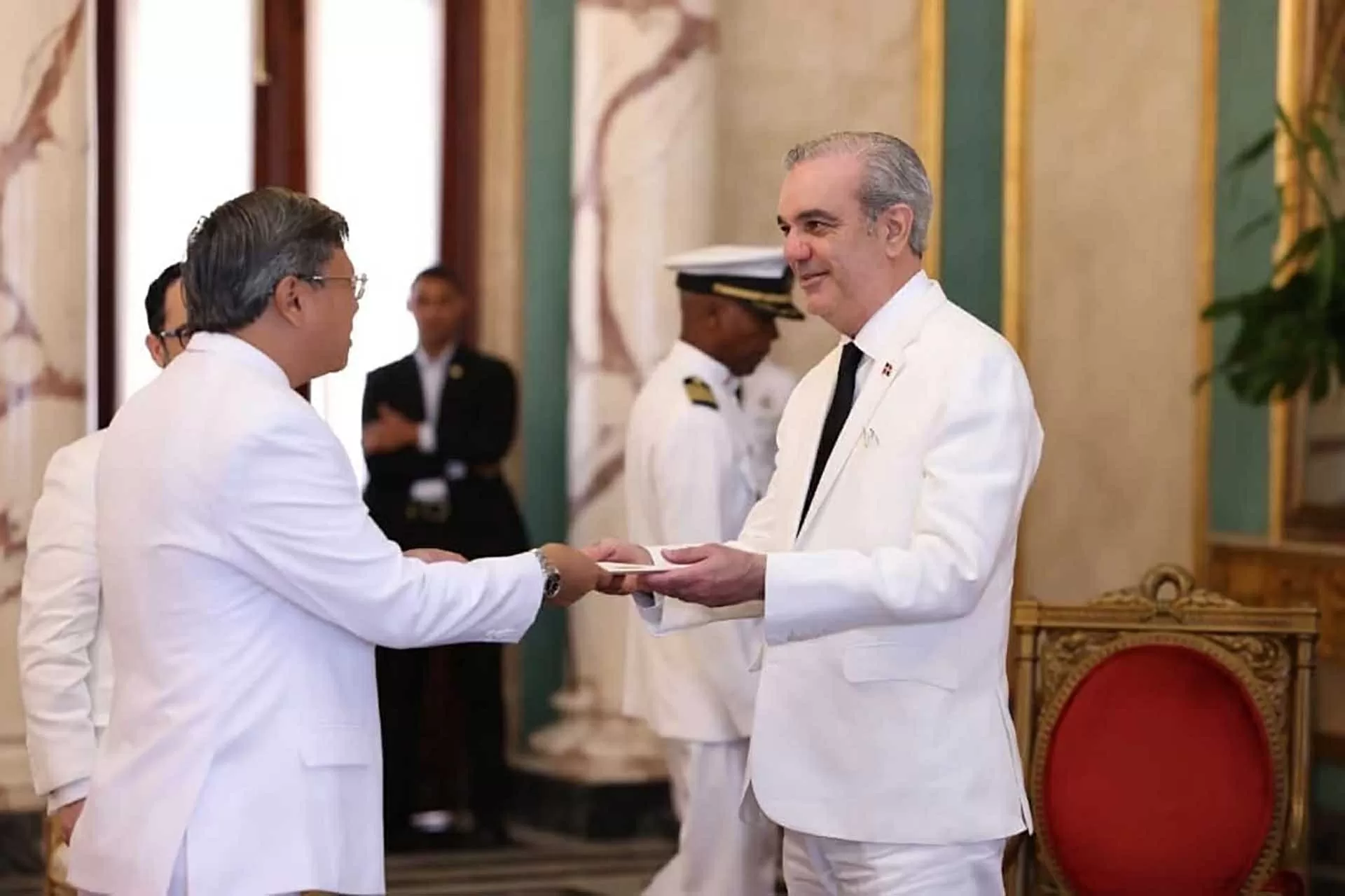 Đại sứ Lê Quang Long trình Thư ủy nhiệm lên Tổng thống Cộng hoà Dominica Đại sứ Lê Quang Long trình Thư ủy nhiệm lên Tổng thống Cộng hoà Dominica