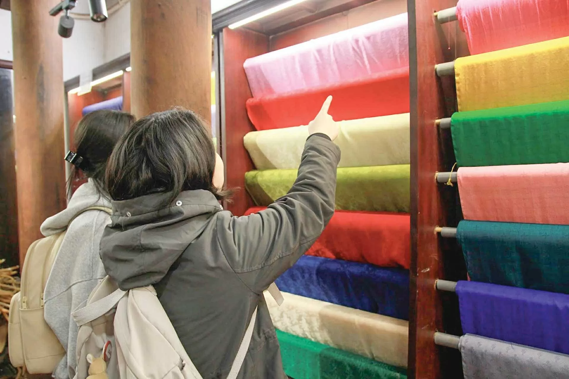 Khát vọng vươn mình của làng lụa nghìn năm tuổi Khát vọng vươn mình của làng lụa nghìn năm tuổi