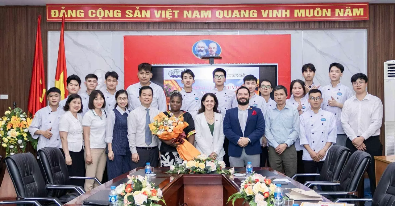 Đây là lần thứ hai Đại sứ quán Colombia phối hợp với Trường Cao đẳng du lịch Hà Nội để đưa một đầu bếp người đầu bếp Colombia tới trường và giao lưu, quảng bá ẩm thực Colombia. Hoạt động này đã được đông đảo cán bộ giảng viên và sinh viên Khoa chế biến nhiệt tình tham dự. (Ảnh: ĐSQ Colombia tại Việt Nam) Đây là lần thứ hai Đại sứ quán Colombia phối hợp với Trường Cao đẳng du lịch Hà Nội để đưa một đầu bếp người đầu bếp Colombia tới trường và giao lưu, quảng bá ẩm thực Colombia. Hoạt động này đã được đông đảo cán bộ giảng viên và sinh viên Khoa chế biến nh