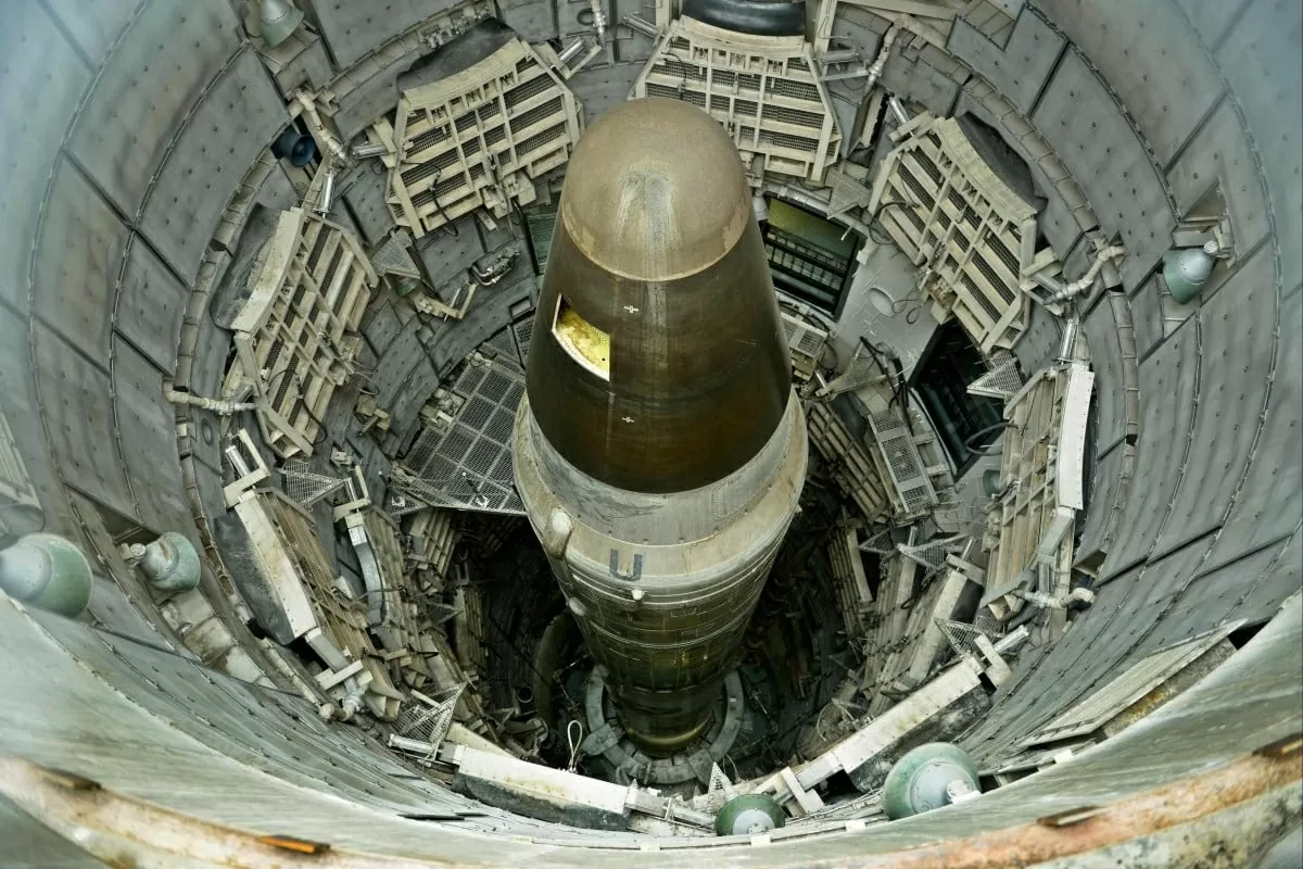 Một ICBM hạt nhân Titan II đã ngừng hoạt động được nhìn thấy trong một silo tại Bảo tàng Tên lửa Titan ở Green Valley, Arizona. . AFP