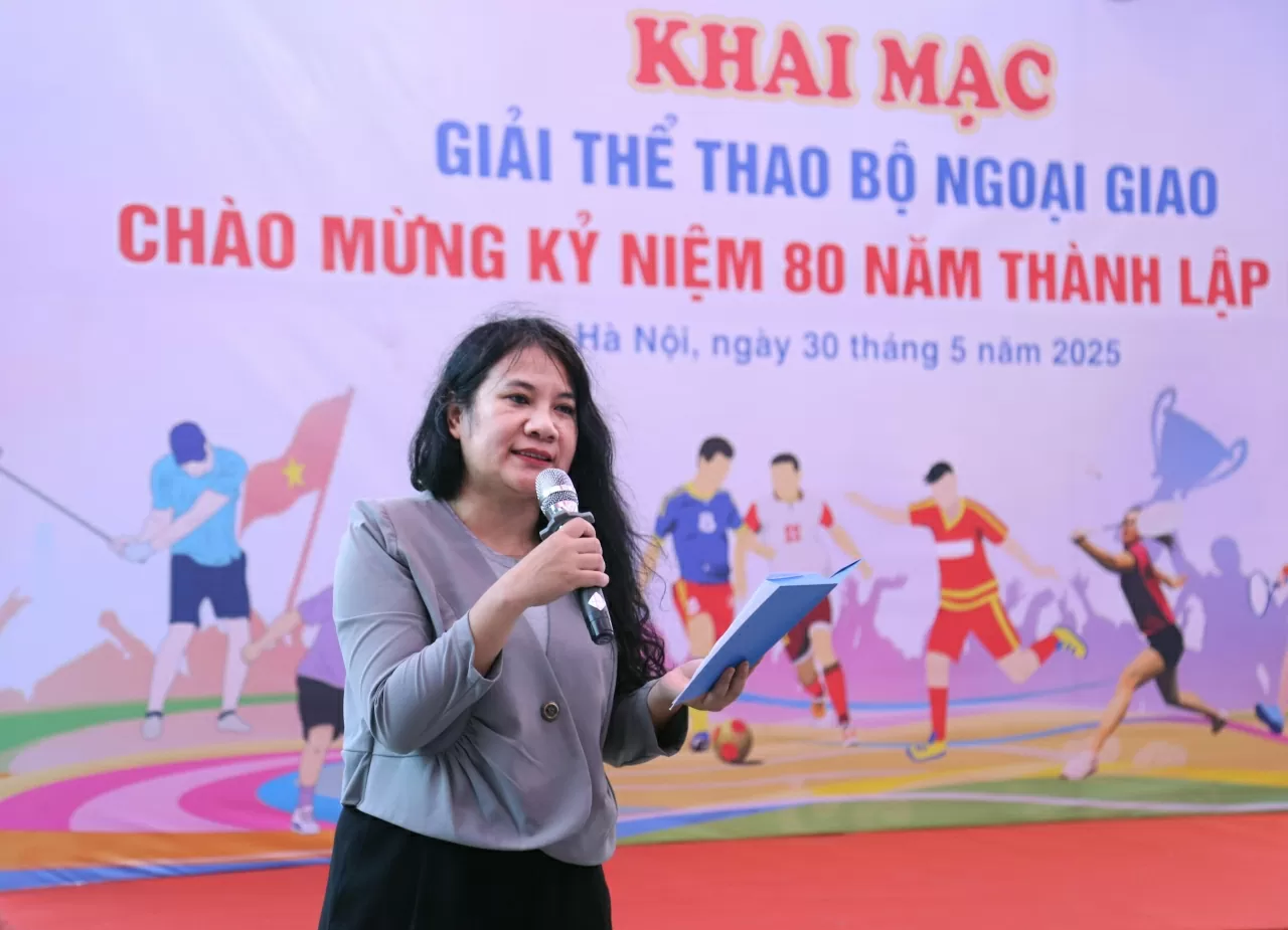 Bà Đỗ Ngọc Thủy, Chủ tịch Công đoàn Bộ Ngoại Giao phát biểu khai mạc. (Ảnh: Thành Long)
