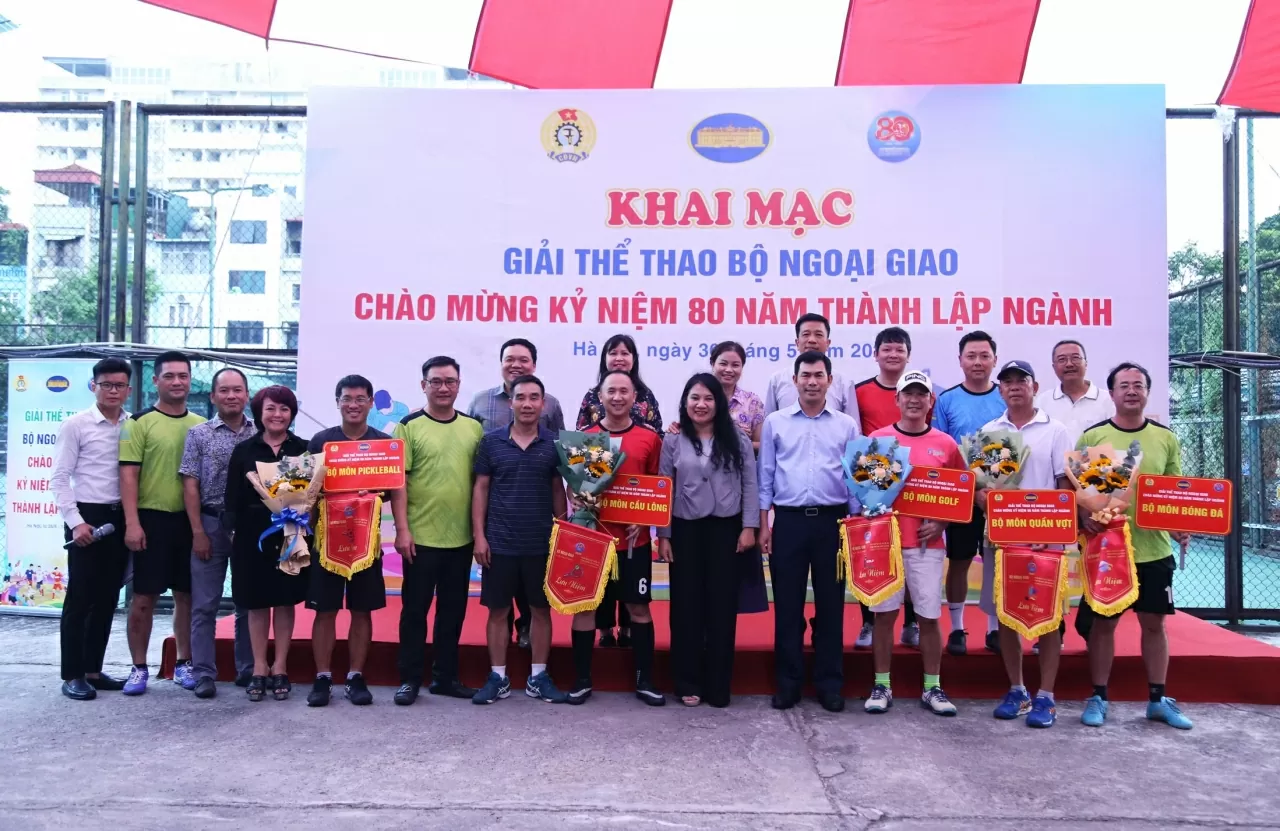 Ban tổ chức tặng hoa cho đại diện 6 bộ môn tham gia thi đấu. (Ảnh: Thành Long)