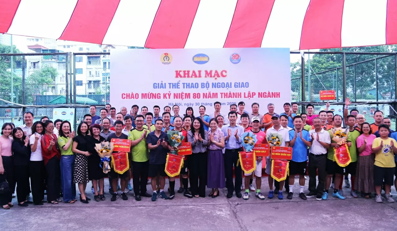 Ban tổ chức cùng với các vận động viên chụp ảnh lưu niệm. (Ảnh: Thành Long)