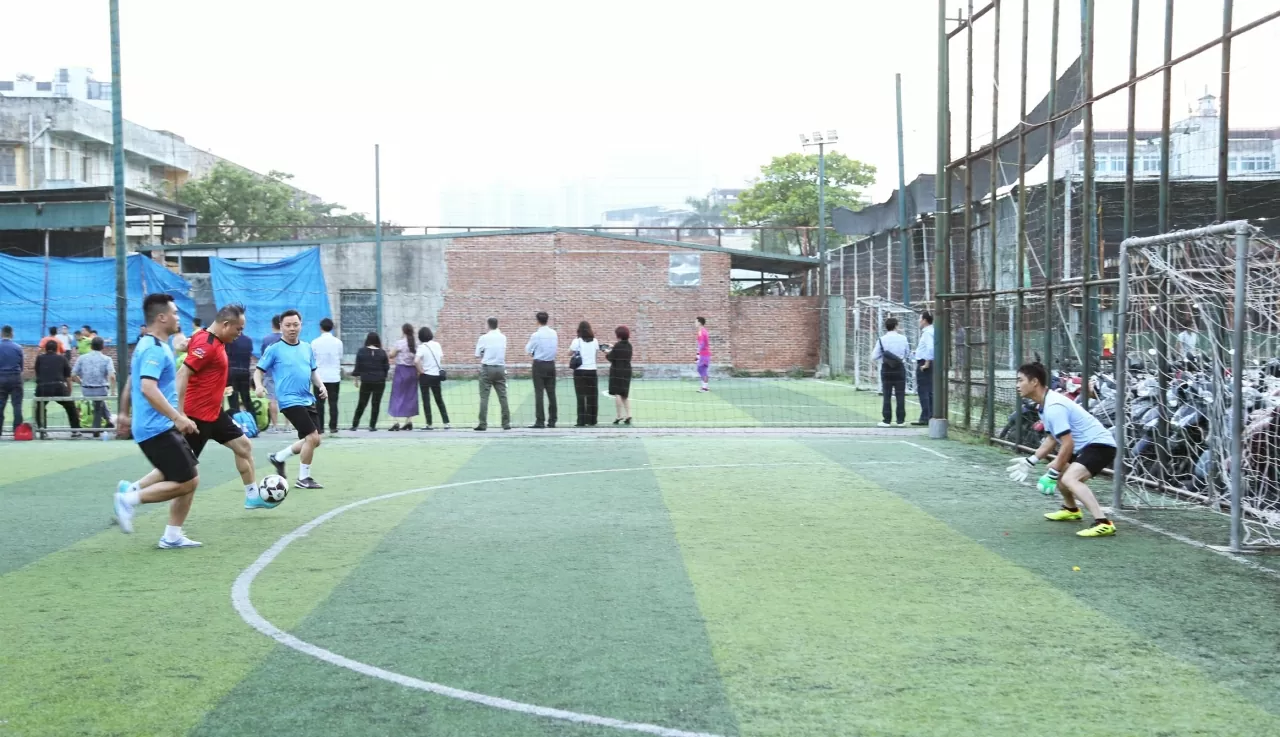 Bàn thắng mở tỉ số sớm từ đội Học viện Ngoại giao. (Ảnh: Thành Long)