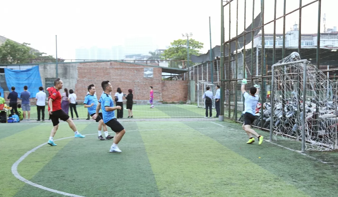 Bàn thắng mở tỉ số sớm từ đội Học viện Ngoại giao. (Ảnh: Thành Long)