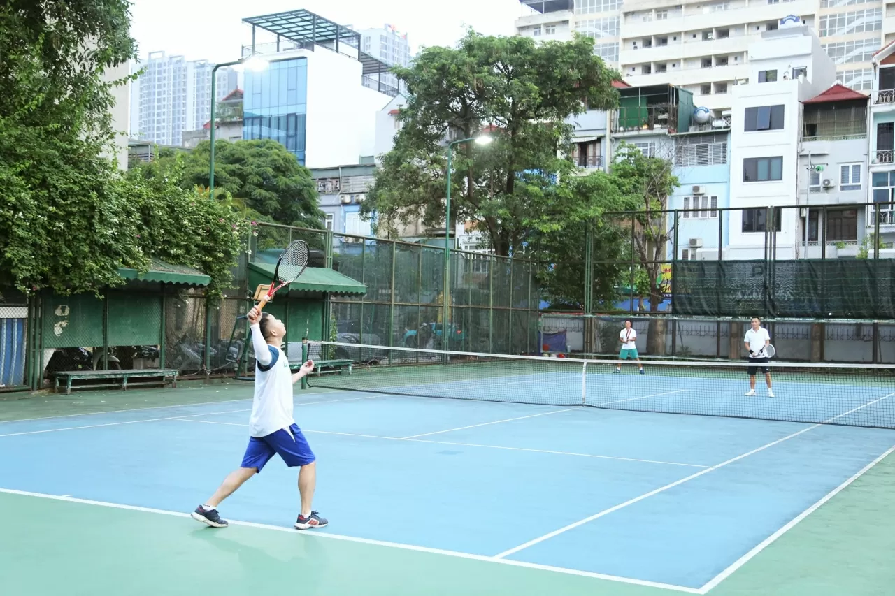 Cùng giờ là cuộc so tài ở bộ môn tenis giữa Cục phục vụ và Cục lãnh sự. (Ảnh: Thành Long)