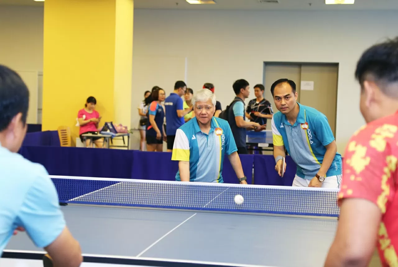 Đồng chí Đỗ Văn Chiến, Ủy viên Bộ Chính trị bắt cặp cùng đồng chí Vũ Chí Hòa, Phó trưởng Ban Vận động Xã hội thi đấu trận mở màn. (Ảnh: Thành Long) Đồng chí Đỗ Văn Chiến, Ủy viên Bộ Chính trị bắt cặp cùng đồng chí Vũ Chí Hòa, Phó trưởng Ban Vận động Xã hội thi đấu trận mở màn. (Ảnh: Thành Long)