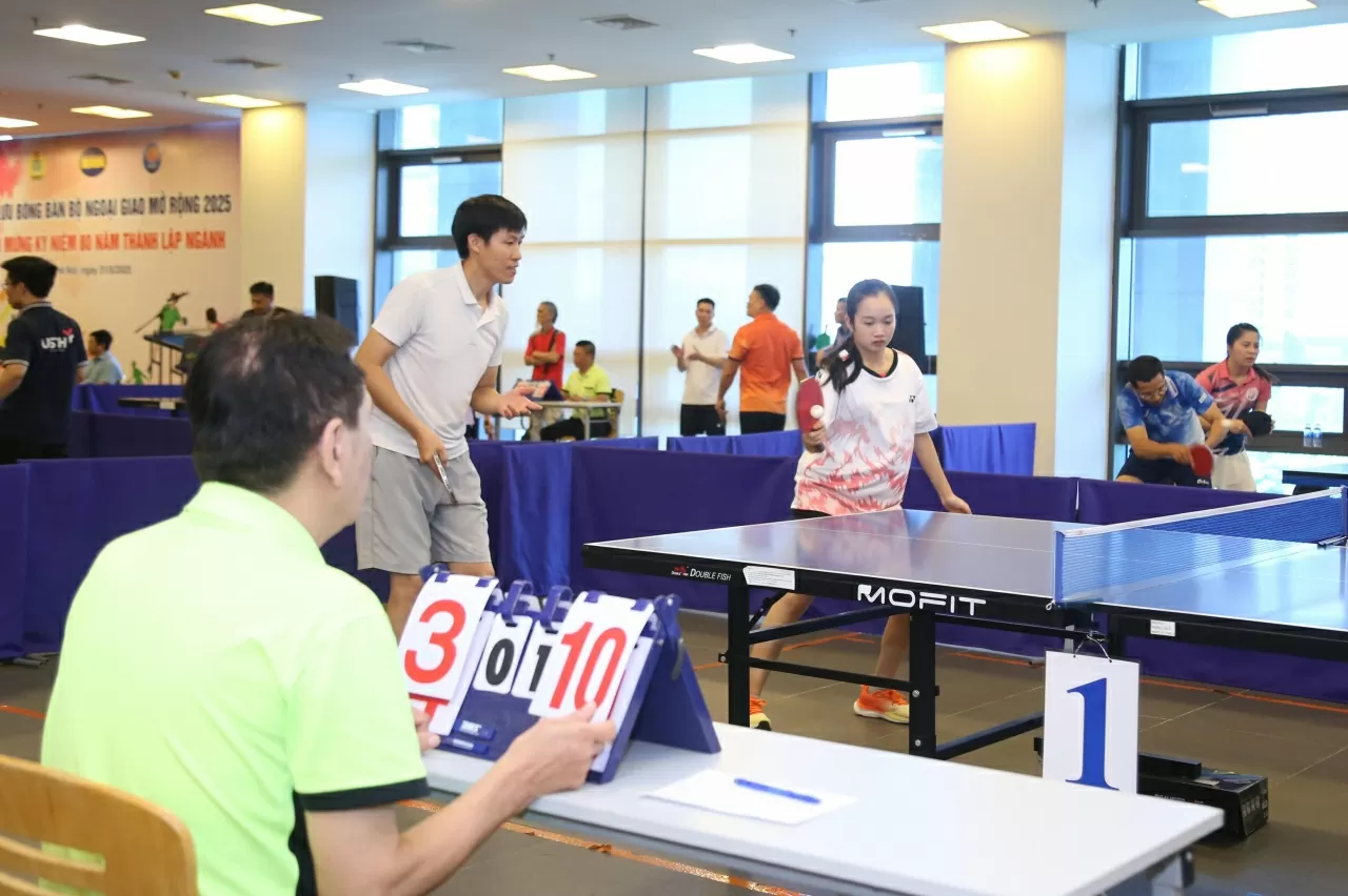 Giải Giao lưu bóng bàn diễn ra với 4 thể thức:  Đơn Lãnh đạo; đơn nam cán; đơn nữ cán; bộ  đôi nam nữ. (Ảnh: Thành Long)