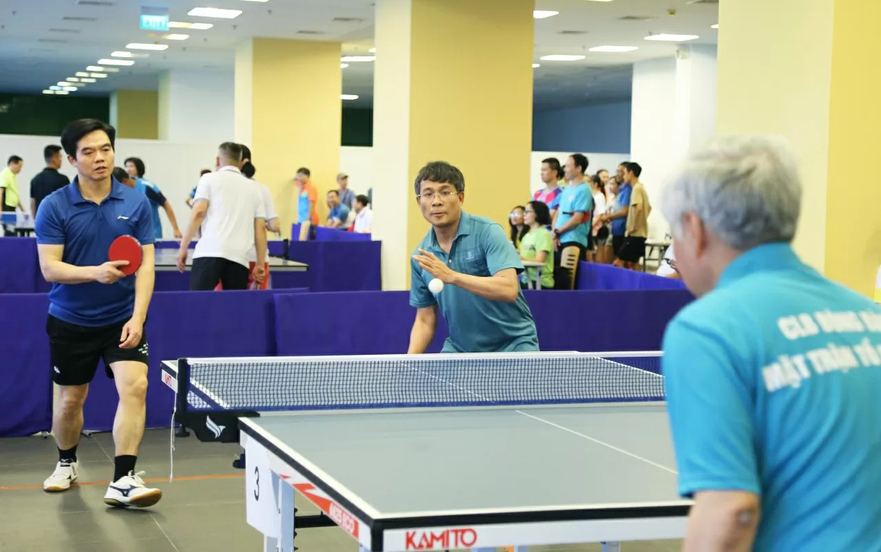 Thứ trưởng Ngoại giao Nguyễn Minh Vũ bắt cặp cùng Cục trưởng Tiền lương và Bảo hiểm Xã hội Phạm Trường Giang tham gia tranh tài. (Ảnh: Thành Long)