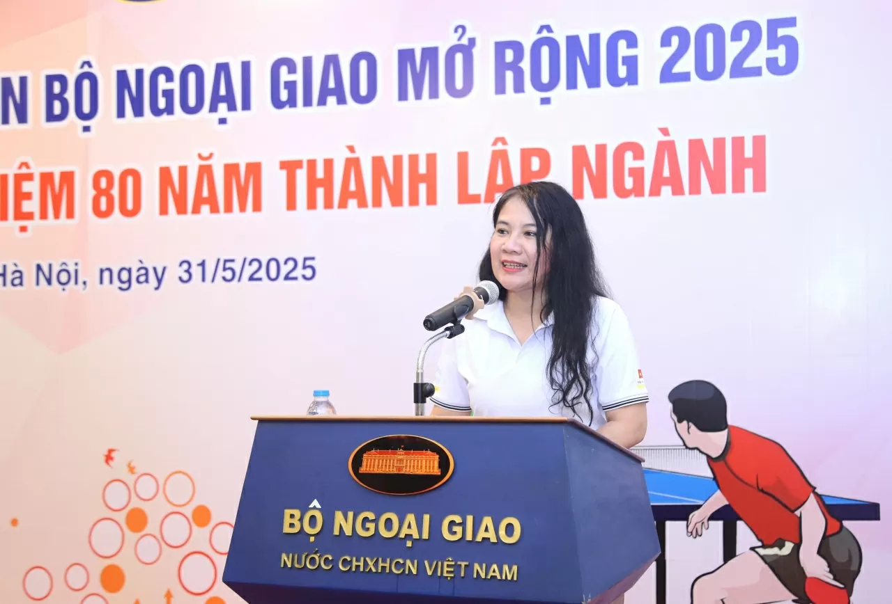 Phát biểu khai mạc buổi Lễ, Chủ tịch Công đoàn Bộ Ngoại Giao Đỗ Ngọc Thủy cho biết Giải giao lưu bóng bàn Bộ Ngoại giao mùa 2 được tổ chức nhằm chia sẻ niềm vui chung, niềm vui vẻ, niềm tự hào, phấn khởi của các cán bộ Bộ Ngoại giao cùng các bộ ban ngành thân thiết, hướng tới ngày Kỷ niệm 80 năm thành lập Ngành Ngoại giao. (Ảnh: Thành Long) Phát biểu khai mạc buổi Lễ, Chủ tịch Công đoàn Bộ Ngoại Giao Đỗ Ngọc Thủy cho biết Giải giao lưu bóng bàn Bộ Ngoại giao mùa 2 được tổ chức nhằm chia sẻ niềm vui chung, niềm vui vẻ, niềm tự hào, phấn khởi của các cán bộ Bộ Ngoại giao cùng các bộ ban ngành thân thiết, hướng tới ngày Kỷ niệm 80 năm thành lập Ngành Ngoại giao. (Ảnh: Thành Long)