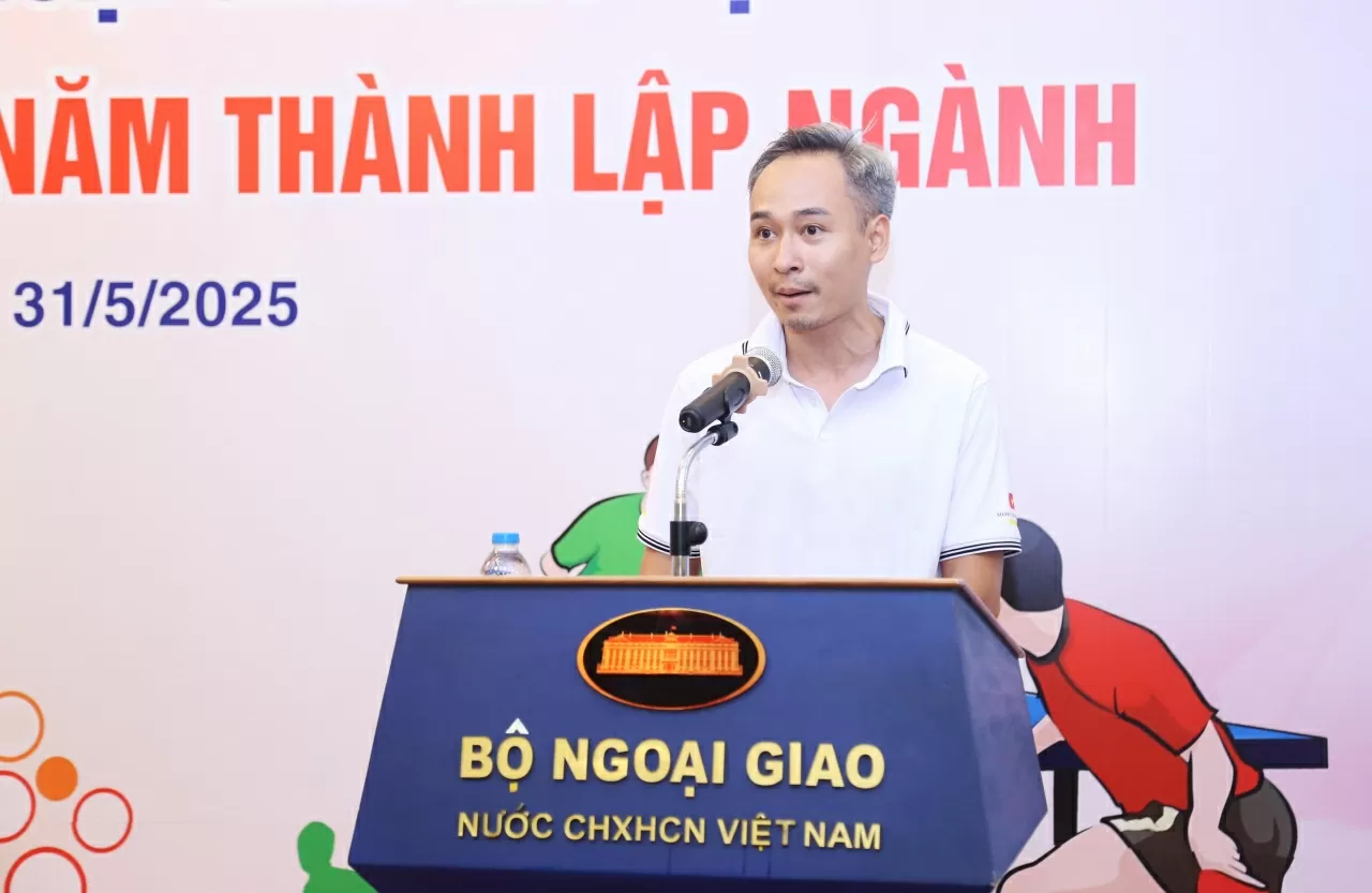 VĐV Lê Anh Duy - đại diện của Bộ Ngoại giao lên đọc lời tuyên thệ: “Thi đấu với tinh thần khách quan, trung thực và vô tư. Cam kết tuân thủ đầy đủ các điều lệ và không làm bất cứ việc gì ảnh hưởng đến kết quả thi đấu.Tôi sẽ cống hiến hết mình để giúp đội tuyển của mình đạt được thành tích tốt nhất và góp phần vào sự thành công chung của giải đấu.” (Ảnh: Thành Long)